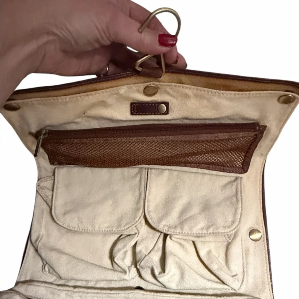 Men’s vintage travel valet with hanger removable pockets for laundering